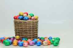 箔包装巧克力复活节鸡蛋柳条篮子