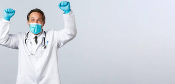 科维德防止病毒医疗保健工人疫苗接种概念快乐兴奋医生医疗面具手套提高手大喊大叫赢得庆祝胜利成就