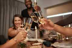 集团朋友多样化的集团朋友庆祝年敬酒眼镜香槟