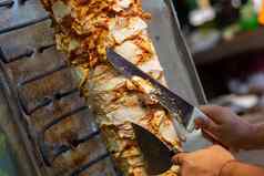 老板切割Doner刀传统的土耳其Doner烤肉串肉