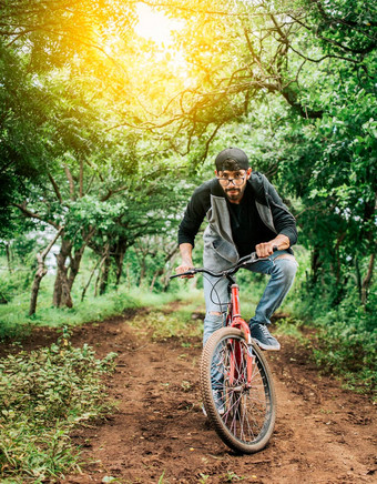 的家伙骑自行车农村人骑自行车农村肖像的家伙帽骑自行车国家路骑自行车人自行车国家路森林