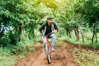 十几岁的的家伙骑自行车农村肖像的家伙帽骑自行车国家路人骑自行车农村骑自行车人自行车国家路森林