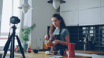 有吸引力的女孩<strong>记录视频</strong>食物<strong>视频</strong>博客健康的烹饪数字相机厨房首页<strong>视频</strong>博客社会媒体概念