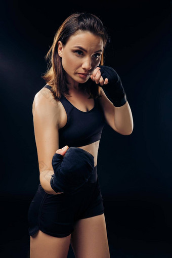 运动女人拳击连指手套练习空手道工作室