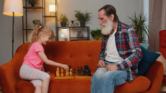 微笑高级祖父玩国际象棋董事会游戏青少年（外）孙女孩子女孩孩子首页