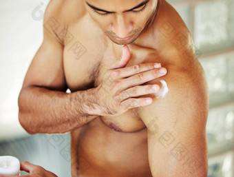 肌肉他们<strong>湿润</strong>的特写镜头拍摄男人。应用保湿霜皮肤