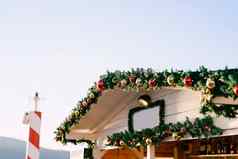 包厢里装饰摊位圣诞节市场公平木房子覆盖圣诞节树分支机构黄金红色的圣诞节球