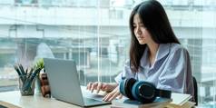 亚洲女学生采取在线类电子学习远程工作