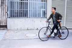 保持通勤环保年轻的男人。自行车城市