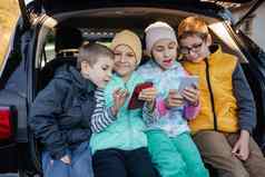 孩子们坐着车卡车智能手机