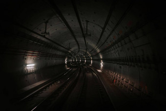 前面小屋<strong>视图</strong>无人驾驶地铁火车移动地下<strong>隧道</strong>自动化先进的运输系统地铁北京中国