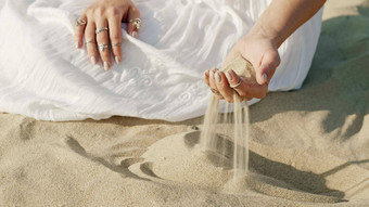 女人手玩沙子海滩时间通过美丽的场景年轻的放荡不羁的吉普赛女孩白色衣服环触碰<strong>毅力</strong>