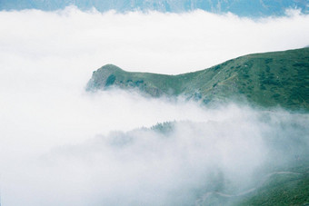 雾白色云美丽的绿色山山峰乔治亚州<strong>颗粒</strong>状的<strong>电影</strong>风格照片