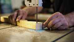 手工木工概念木工卡彭特工作工厂讲习班乔伊纳劳动者削减木板材拼图机