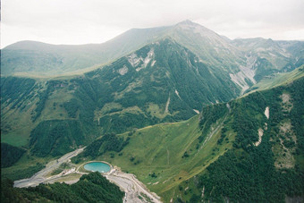 轮蓝色的山湖绿色山山峰乔治亚州颗粒状的电影风格照片