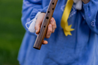 女人玩木管乐器木长笛乌克兰索皮尔卡在户外人音乐文化概念音乐的仪器夫人传统的绣花衬衫蓝色的维希万卡