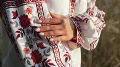 乌克兰女人展示美丽的细节刺绣点缀维希万卡衬衫国家服装绣花衬衫纹理设计人手工制作的工艺刺绣