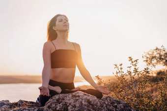 和平瑜珈女人坐着莲花冥想感觉免费的前面野生自然考虑到健身教练Zen时刻日常瑜伽实践平静呼吸浓度概念