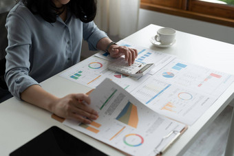 会计女商人计算收入支出分析金融数据税系统概念