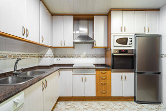 风格空厨房橱柜平铺的墙大理石工作台面典型的家庭电器