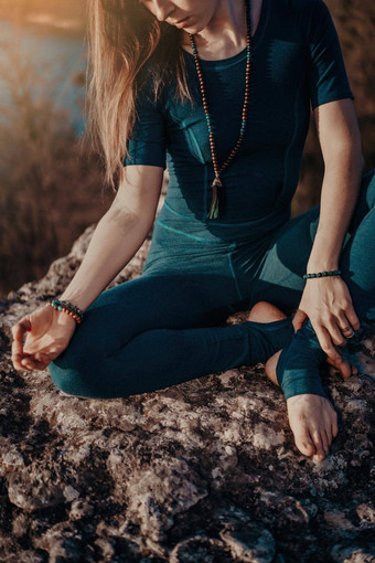 瑜珈女人坐着坏珠子吉安穆德拉冥想感觉免费的前面野生自然考虑到健身教练Zen时刻日常瑜伽实践平静呼吸浓度