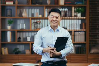 肖像成功的亚洲老师男人。衬衫相机微笑