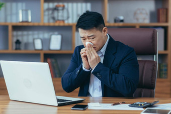 商人工作办公室生病的亚洲冷流感流鼻涕的鼻子过敏