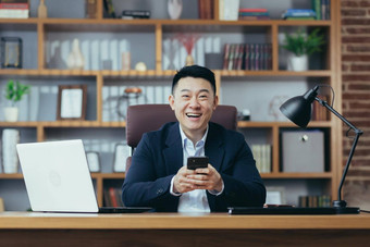 亚洲老板作品表格经典办公室类型电话相机微笑