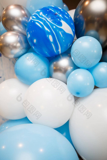 蓝色的气球假期氦气球膨胀的气球