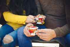 人季节爱饮料休闲概念快乐夫妇持有热茶杯冬天景观