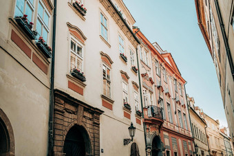 美丽的舒适的狭窄的街小镇布拉格令人惊异的欧洲外<strong>墙体</strong>系结构历史外墙传统的建筑