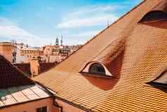 视图阳台布拉格建筑屋顶典型的传统的红色的屋顶瓷砖捷克共和国欧洲城市