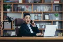 快乐亚洲老板银行家会说话的电话工作经典办公室移动PC