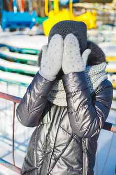 女孩温暖的手套冬天冷雪