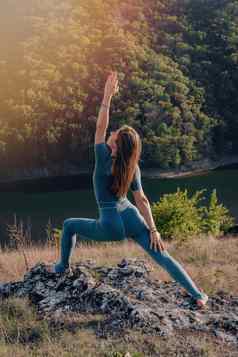 瑜珈女人前高山瑜伽实践深呼吸伸展运动身体野生自然免费的人类自由健康的生活方式日常实践