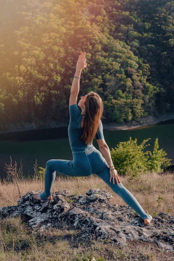 瑜珈女人前高山瑜伽实践深呼吸伸展运动身体野生自然免费的人类自由健康的生活方式日常实践