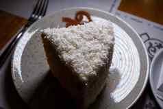 美味的甜蜜的一块椰子蛋糕饼干蛋糕