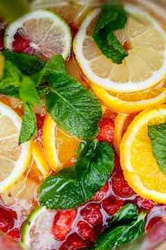 让人耳目一新柠檬水新鲜的水果橙色柠檬樱桃薄荷叶子美味的不含酒精的水果鸡尾酒壶