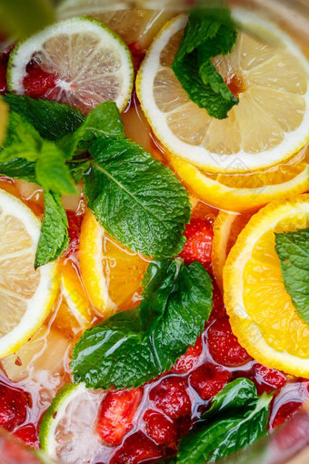 让人耳目一新柠檬水新鲜的水果橙色柠檬樱桃薄荷叶子美味的不含酒精的水果鸡尾酒壶