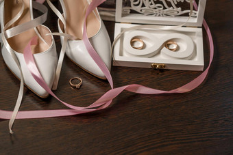 婚礼鞋子新娘白色穿高跟鞋的鞋子婚礼环婚礼珠宝婚姻概念