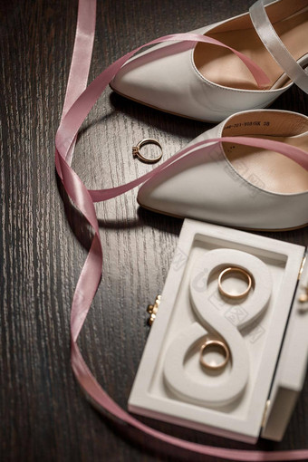 婚礼鞋子新娘白色穿高跟鞋的鞋子婚礼环婚礼珠宝婚姻概念