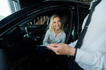 快乐高加索人女人签署合同买车