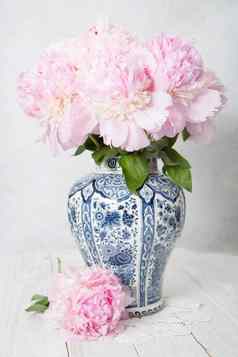 粉红色的豪华的牡丹古老的中国人花瓶蓝色的点缀春天