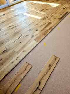 木条镶花之地板地板上使木新鲜安装