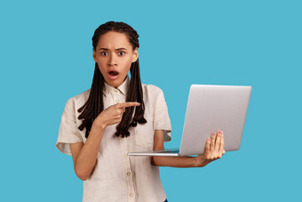 女人震惊了操作软件问题点移动PC屏幕害怕数据损失