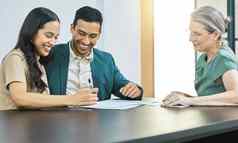 签署投资计划年轻的夫妇文书工作会议金融顾问