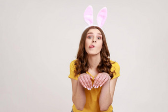 肖像快乐女人年轻的年龄黄色的t恤兔子耳朵使毛爪子手幼稚的鬼脸<strong>幽默</strong>的表达式