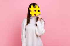 女覆盖脸社会媒体标签象征推荐遵循时尚的内容博客