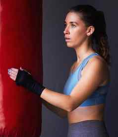 保持强大的完整的挑战运动年轻的女人拳击灰色背景