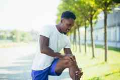男人。严重的疼痛膝盖腿肌肉培训运行疼痛痉挛
